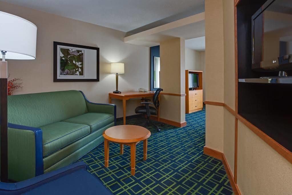 Fairfield Inn By Marriott Хазлтон Экстерьер фото